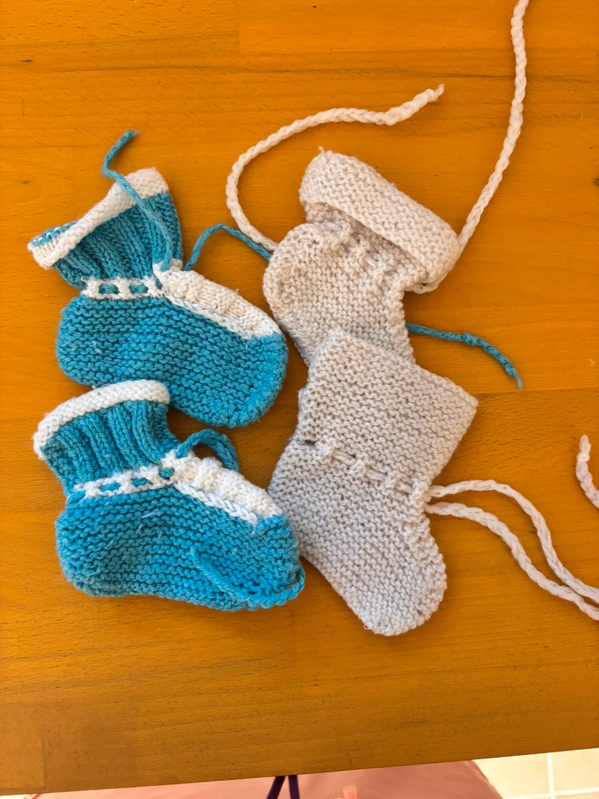 Lot de 2 paires de chaussons / chaussettes en tricot – Fait main – Naissance / 1-3 mois